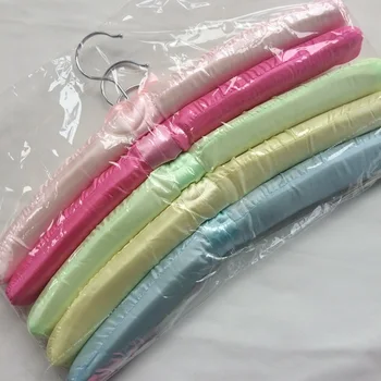 Producătorii de vânzare clearance-ul de simulare pânză de mătase, înfășurat în haine cuier cuier de haine 5 culoare-un pachet